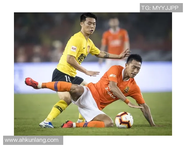 武汉足球队精英赛精彩配合解析展现团队默契与战术执行力